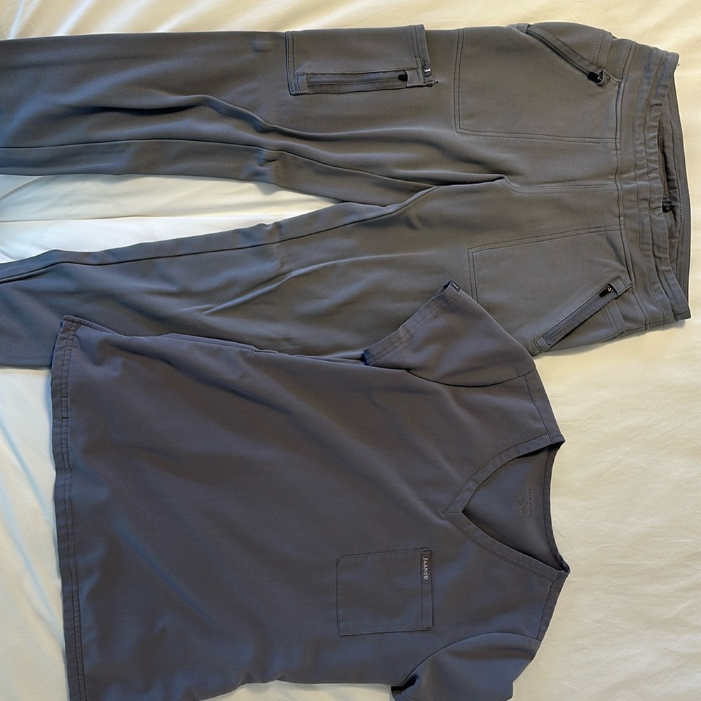 Jaanuu size small gray scrub set, jogger style pants
